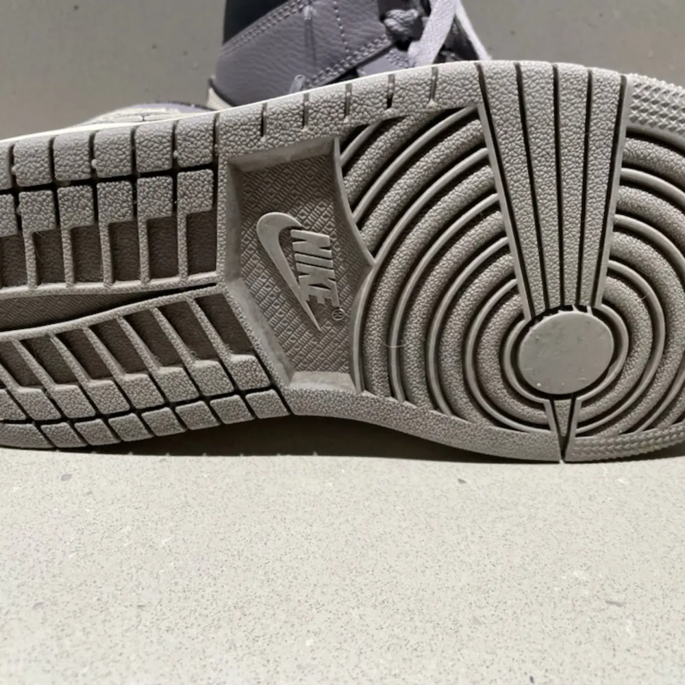 Nike air Jordan 1 Mid Höga sneakers, strl 36  Köpa förra året, men är knappt använda och i mkt gott skick! Ord pris 1495 kr, säljes för 750 kr.   Mer info finns här: https://www.zalando.se/jordan-air-1-hoega-sneakers-cement-greysail-anthracite-joc11a. Skor.