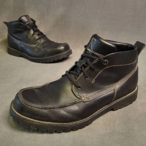 Timberland Läder Kängor Storlek 43 Boots Skor Svart - 14 dagars ångerrätt! Skick: Tungan är lite sliten (bild 2) men annars är skorna i bra skick. Inga hål på utsidan eller insidan. Ingen dålig lukt. Hör av dig om du har några frågor! Tack för att du tittade!