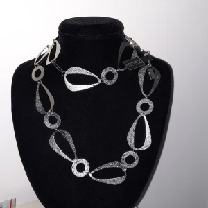 Supercoolt halsband  - Helt nytt. Hör gärna av dig vid frågor eller funderingsr 