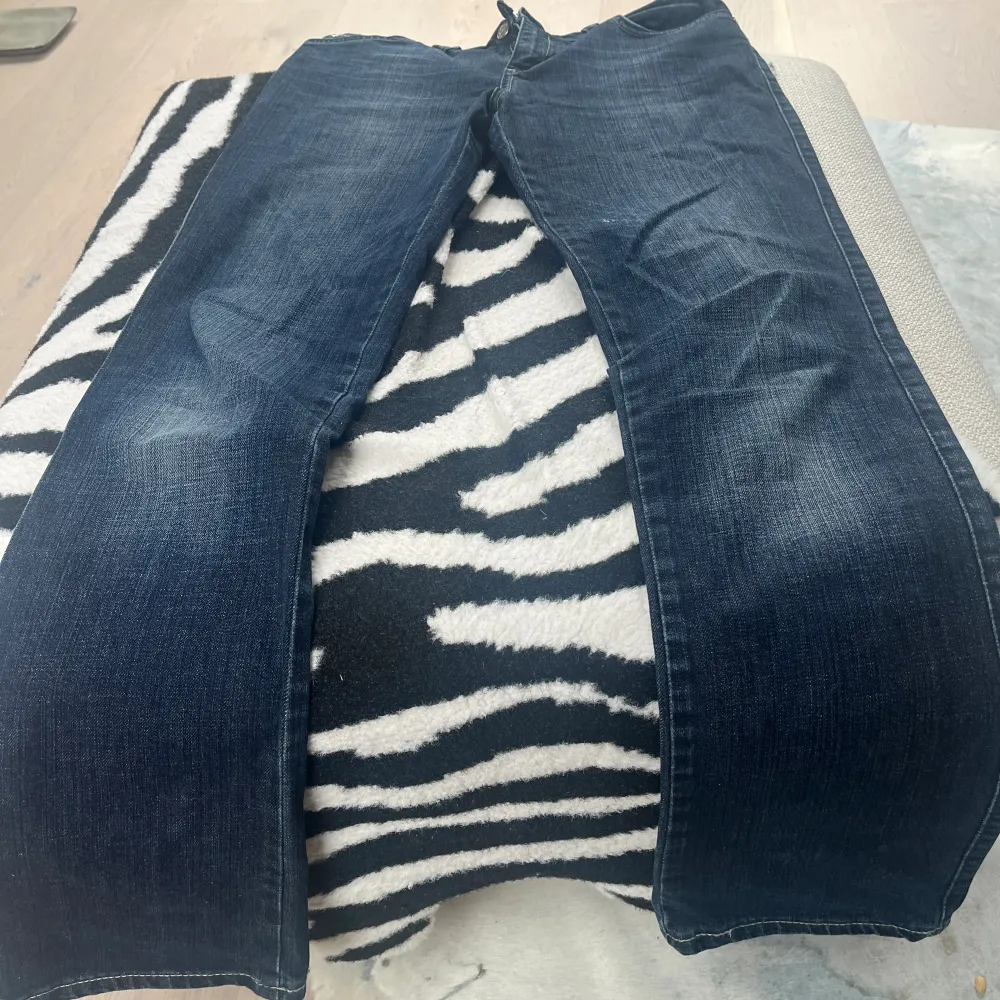 Säljer nu mina jätte snygga Victoria Beckham jeans som är lågmidjade och utsvängda!  Dem är i storlek cirka  W:26/27 L:32 Dem kommer tyvärr inte till användning och är i väldigt fint skick .  Hör av er vid frågor💕💕 /Kram Tyra. Jeans & Byxor.
