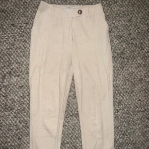 Beiga linnebyxor  - Använda fåtal gånger Storlek 36, små i storleken Ingen stretch  Hyfsat tight modell Slutar nere vid anklarna 