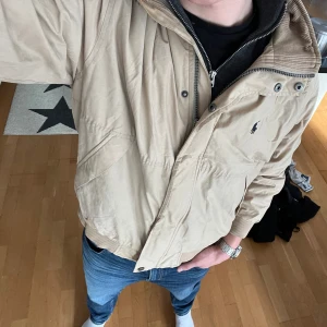 Ralph lauren jacka - Säljer nu denna old school Ralph lauren jacka. Nypris 3200 ,Modellen är 180 och skicket annars är 8/10. Tveka ej om ni har några frågor!