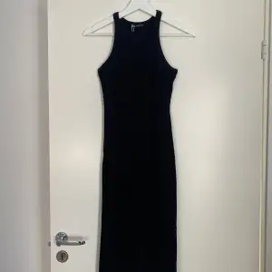 Ribbstickad svart midiklänning från Zara 🖤Oanvänd med prislapp kvar 🖤