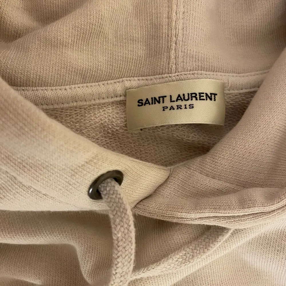 Säljer min Saint Laurent hoodie som är i storlek S. Den är väldigt svår att få tag på då den är så eftertraktad. Om ni vill ha fler bilder eller har några frågor så är det bara att skriva👊Pris kan diskuteras kan möjligen gå ner i pris. Hoodies.
