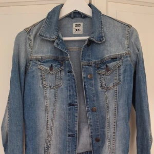 Sommar Crockett jacka - Sparsamt använt jeans jacka  Slim stil