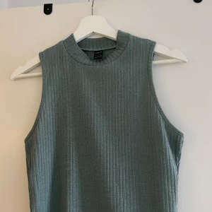 Topp - En topp med halvpolokrage. Perfekt till sommaren. Storlek L. Från shein