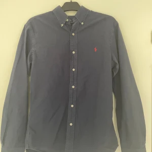 Polo Ralph lauren skjorta  - Säljer min polo Ralph lauren skota till ett bra pris mitt pris är 499  ny pris runt 1600 Skick 9/10 har aldrig använt den tveka inte på att ställa frågor vid funderingar priset kan diskuteras vid snabb affär 