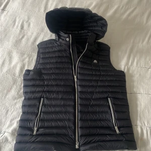 Moose knuckles väst. - Helt oanvänd. Köpt på johnells för 4000kr. Luvan går att ta av och sätta på.