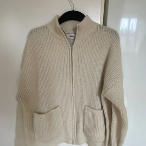 Kofta/ cardigan - Supersnygg kofta/ cardigan från only. Helt oanvänd.