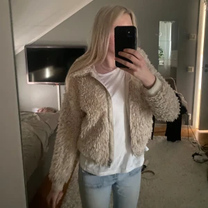 Teddy jacka - Super söt Teddy jacka som är perfekt nu till våren. Den är ifrån hm och använd fåtal gånger. Köpt för 349kr❤️ (Om mana köper idag 24/3 innan klockan 16  så kan jag tänka mig att sänka priset)