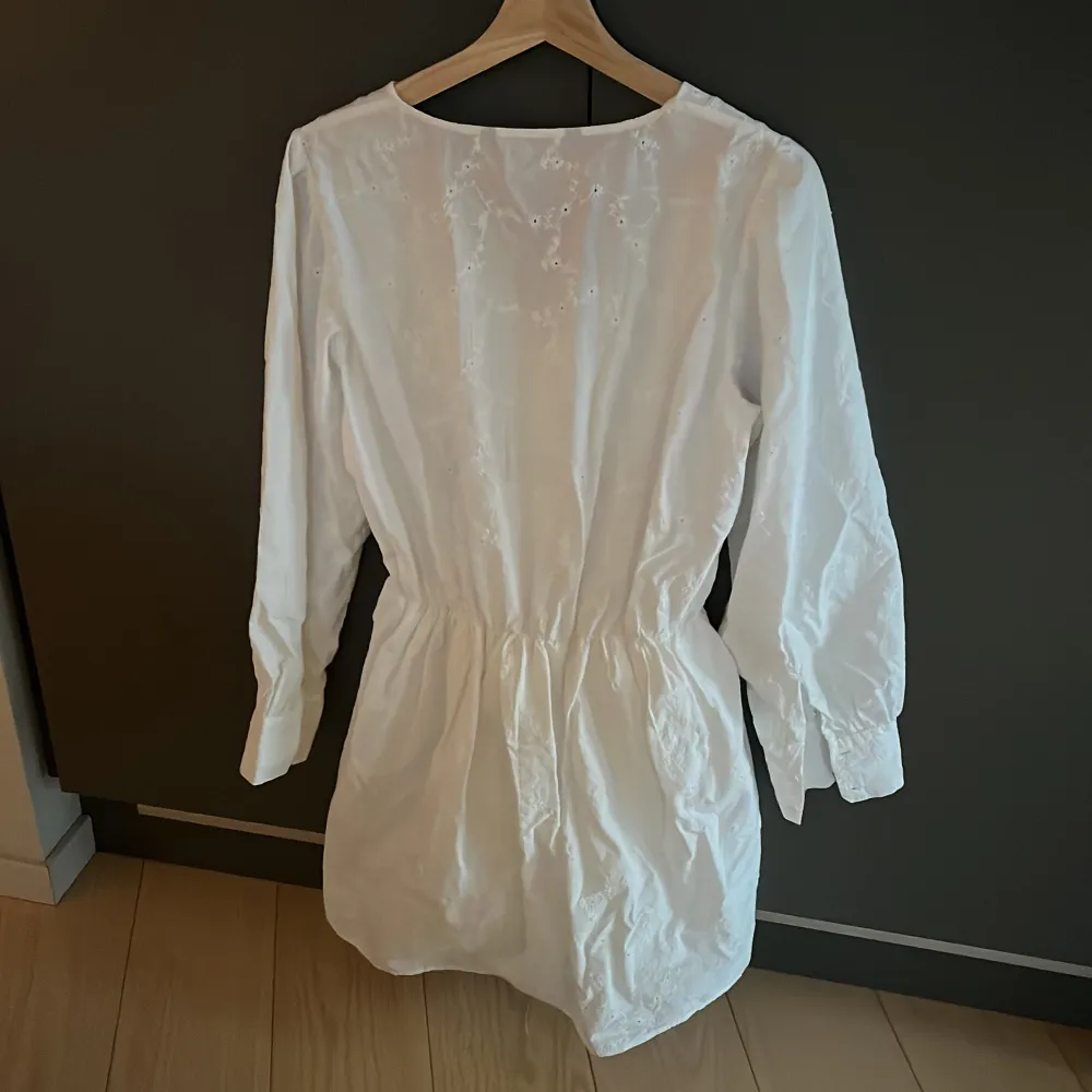 Superfin vit klänning från Zara med söt blombrodyr. Den här långa lite puffiga ärmar och fin ringning vid halsen. Använd sparsamt så den är nästan i nyskick. . Klänningar.