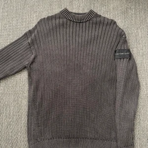 Calvin Klein tröja - Trevlig Calvin Klein tröja! Cond 10/10 , helt oanvänd utan tags. Stor i storleken så passar M Inköpspris 1499, mitt pris 649. DMa ifall du har några frågor!