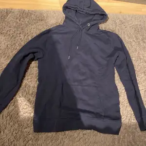 Mörkblå hoodie från lager 157. Knappt använd. Säljer för den inte kommer till användning.