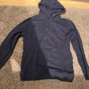 Mörkblå hoodie - Mörkblå hoodie från lager 157. Knappt använd. Säljer för den inte kommer till användning.