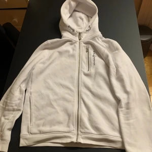 Sail Racing Zip-tröja - Sail Racing Zip-tröja i storlek 170 cm Inga skador eller märken  Säljes pga används inte längre  Skriv för mer information eller mer bilder på tröjan 