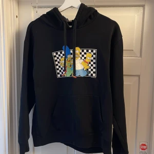 Vans hoodie - Vans hoodie med simpsons tryck från Zalando i stl M, endast använd ca 3-4gånger & har inga tecken på användning 🙌🏻Nypris 749kr Köparen står för frakten 🚀