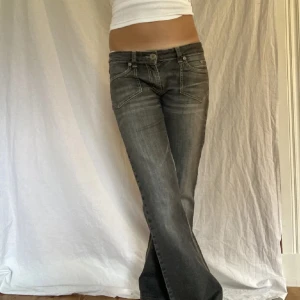 Lågmidjade jeans - As snygga grå/svarta jeans!  Midjemått rätt över: 40 cm Innerbenslängden: 70 cm Bilderna är lånade från Perfectjeans. Jag är 164 och har sytt upp de till min längd! Inga defekter 💕💕pris kan diskuteras 