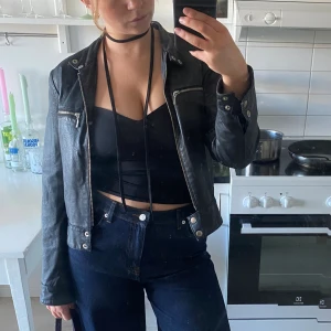 Skinnjacka  - Skinnjacka som jag köpt secondhand! Sparsamt använd. 