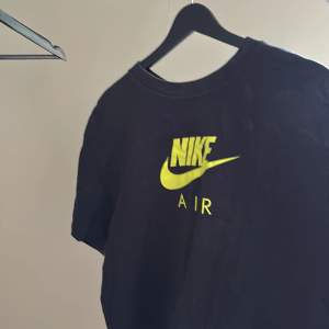 T-shirt från Nike i storlek M, svart färg och grön neon text. Använt skick