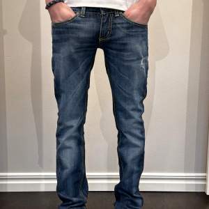 Riktigt feta Dondup slim jeans. Passar storlek 28. Några slitningar men är en del av modellen. Nypris 3000 vårt pris 900kr. Pris går att diskutera!