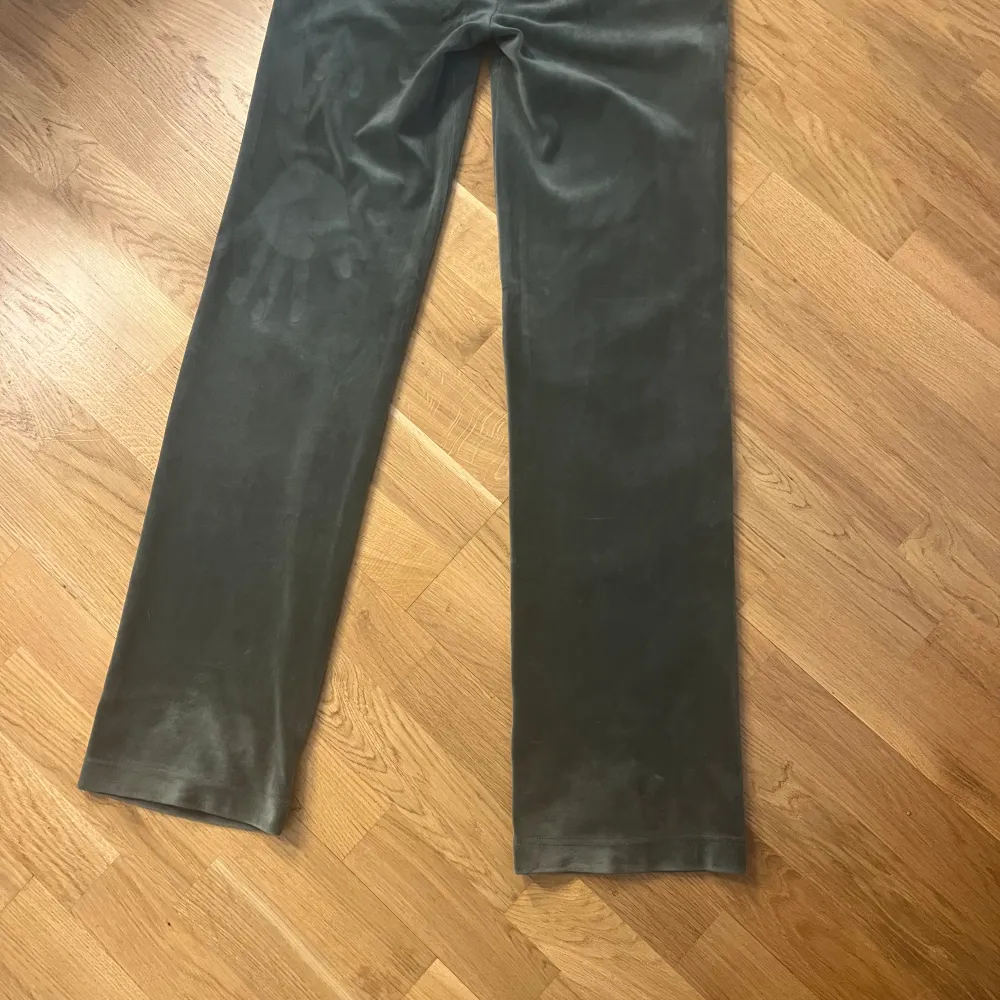 Ett par gröna juicy byxor i bra skick. Säljer för de ej kommer till användning längre. Säljs för 650kr men pris kan diskuteras . Jeans & Byxor.