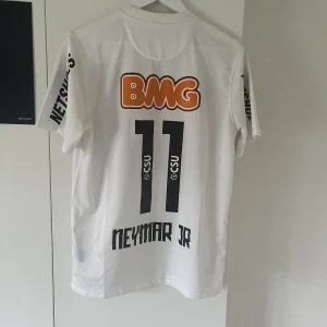 Neymar Santoströja från säsongen 12/13 - Riktigt fet och eftertraktad tröja perfekt till sommaren! Mycketbra skick. Pris går att diskutera!
