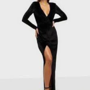 OANVÄND sammetsklänning  - Storlek M