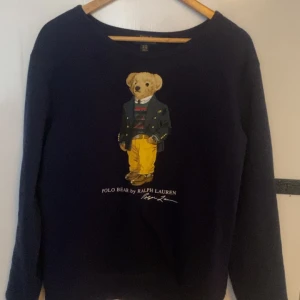 Ralph lauren sweatshirt bear - Hej! Nu säljer jag min helt oanvända ralplauren sweatshirt bear Barnstorlek Xl men sitter som M☺️ Nypris: 1400 köpt på zalando  Hör av er för frågor eller funderingar eller om ni vill ha fler bilder☺️