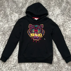 Kenzo Lila/Gul Tiger Hoodie Storlek M - Säljer denna snygga Kenzo tröjan, har haft den länge men växt ur den nu. Storlek M riktigt skön och mysig hoodie. Bra skick. Fraktar samma dag innan 19:00 Mvh