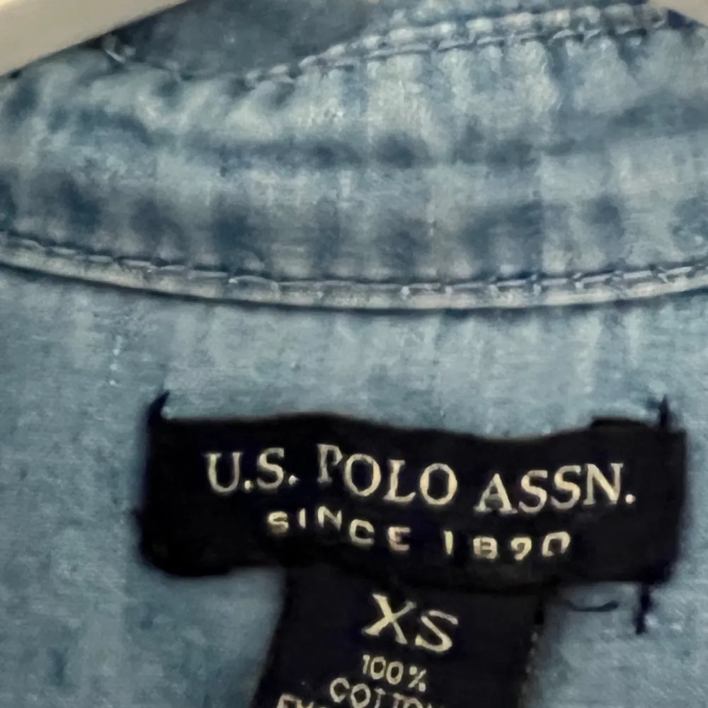 Jättefin jenssskjorta/ jeansblus från US polo i storlek XS, ca 152-158. Skjortan är i tunn denim och hågat figursydd. Fint skick.. Skjortor.