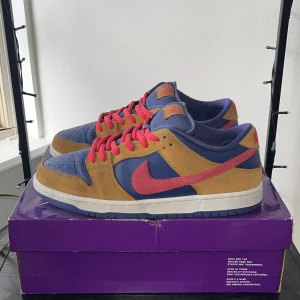 Nike Sb dunk reverse papa bear🐻 - Nike sb dunk reverse papa bear, cond 8/10, only red laces, replacement box.