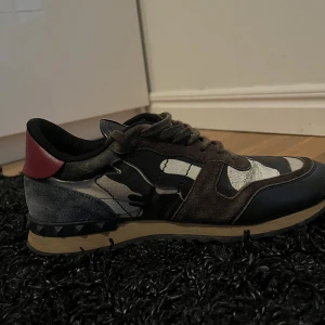 Valentino rockrunners  - Tja! Säljer mina Valentino rockrunners i en unik färg, Stl 41 men passar 41,5-42  Pris kan diskuteras 