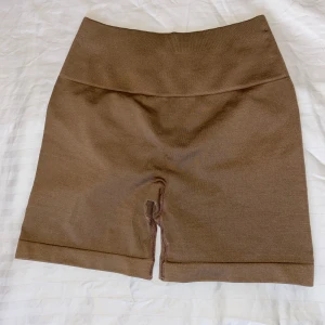 Gym shorts  - Bra skick. Köpta på amazon. Skulpterar kroppen jättefint!🤎