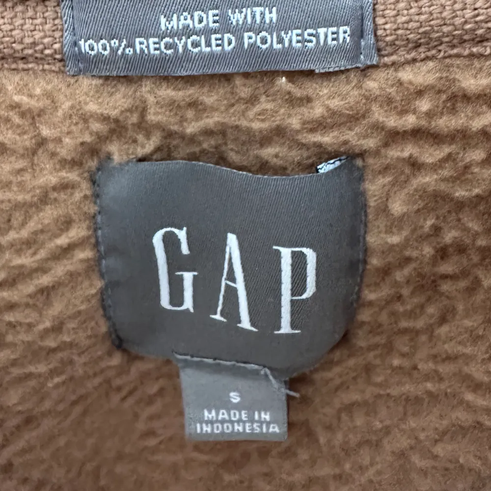 Lång pile zip tröja från Gap. Tröjor & Koftor.