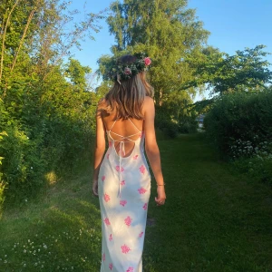 Vienna dress Adoore  - Säljer denna så fina klänning från Adoore! Helt slutsåld på hemsidan. Klänningen är i så fint skick, ser verkligen ny ut. Storlek 36. Säljer bara till ett mycket bra pris då klänningen är så fin! 