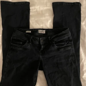 Ltb jeans  - Säljer mina jättefina lågmidjade jeans ifrån Ltb. De är i storlek 26x30 och är i bra skick. Säljer pga att de har blivit för korta. Priset kan diskuteras💗