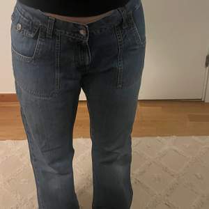 Super snygga low waisted vintage jeans! Köpta second hand, knappt använda och i super bra skick! 