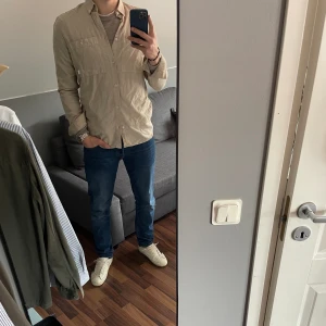 Woodbird skjorta  - Skjorta från Woodbird. Mer som tunn overshirt. Skjortan är i bra skick, dock en fläck som syns på sista bilden. Skriv om funderingar eller fler bilder!