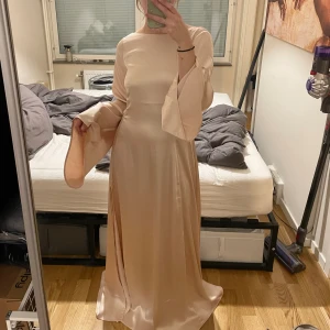 Hanna Schönberg klänning - Balklänning / långklänning från Hanna Schönbergs kollektion med NA-KD, champagnefärgad. Den är aldrig använd med lapparna kvar
