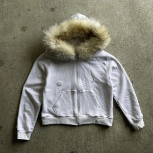 Eskimo Fur Hoodie - Tvär fet och sällsynt white on white päls hoodie🤩 från soundlessera / geaksx på insta 💯 Nypris är ca 1400 (frakt och tull) och tog 3 månader att få  Storlek: S/M