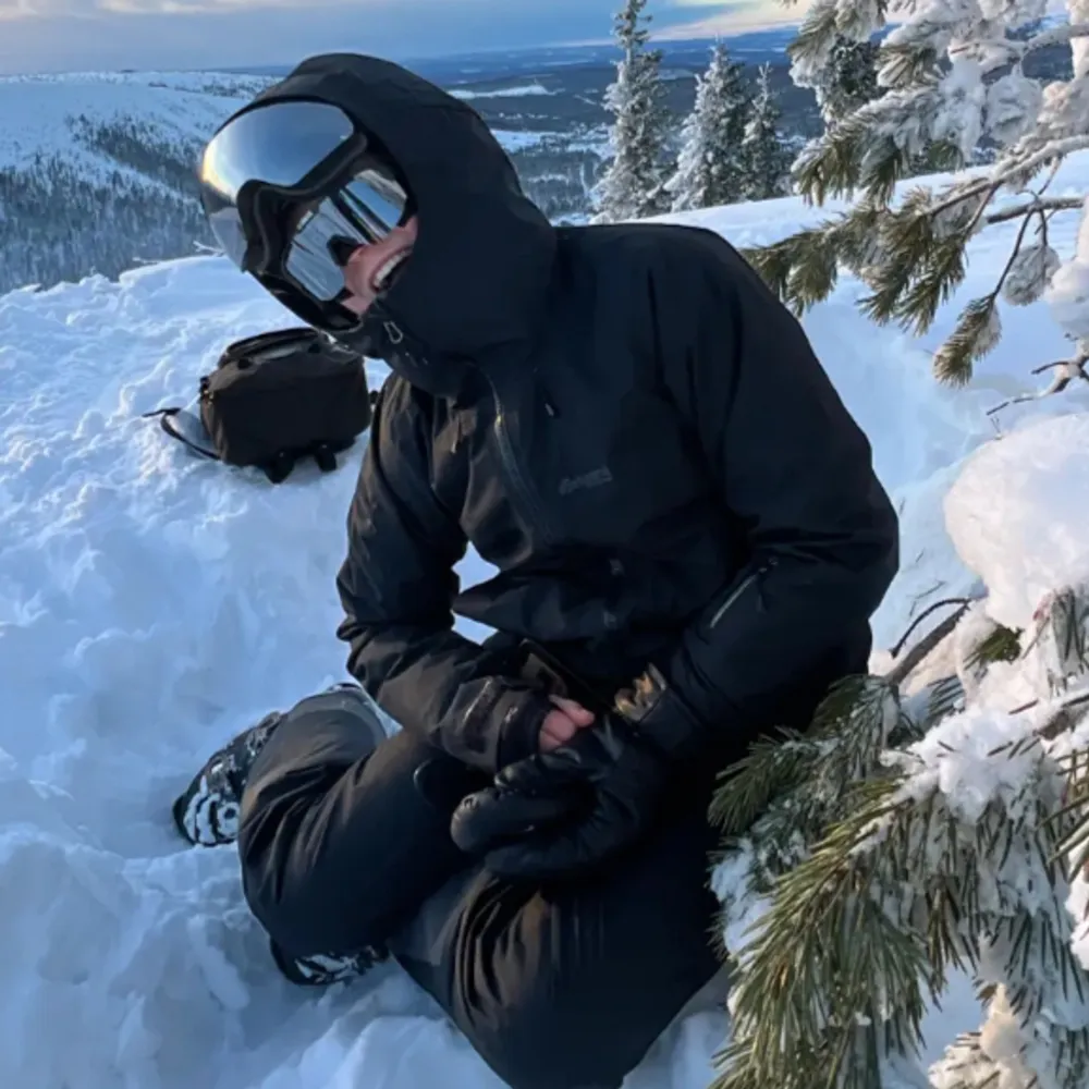 Säljer mitt nya skidställ från bergans of norway, köpt denhär säsongen och inga defekter. Går att köpa tillsammans och separat, 1000kr för byxorna och  1500kr för jackan. Modell: Stranda V2 insulated jacket. Nypris 7400kr. Jackor.