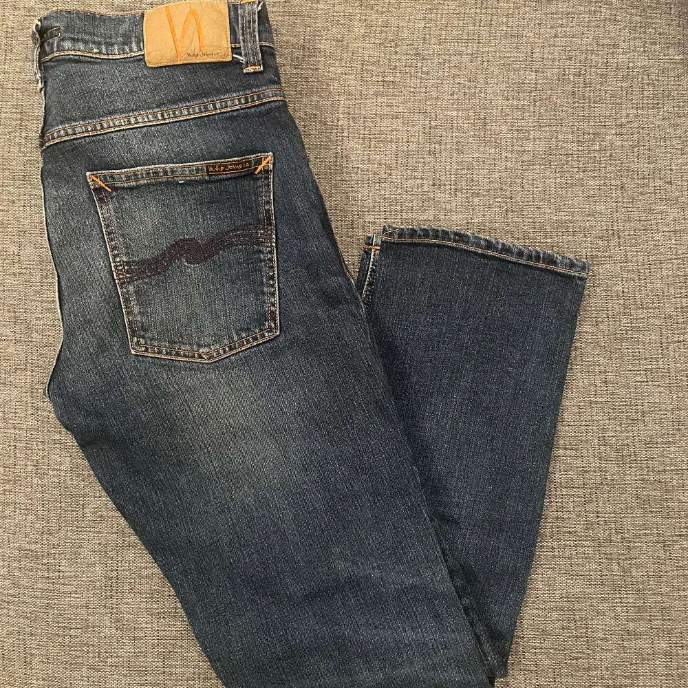 Nudie jeans | 32/30 | Grim tim | Slim fit | Skick: 10/10 | Mörkblå färg | Modellen är 180 och väger 67 kg | Hör gärna av dig vid frågor och funderingar ⭐️. Jeans & Byxor.