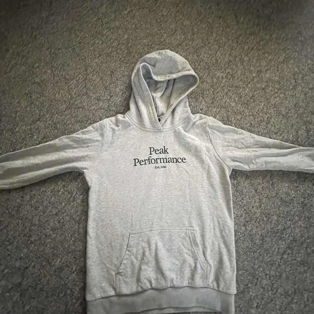 Jag säljer denna gråa peak performance hoodie i storlek S, jag säljer den för att jag sällan använder den då jag växt ur den. Den är i bra skick och har infa hål eller deffekter 8/10. Pris kan diskuteras. Hoodies.