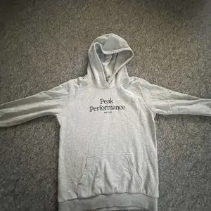 Jag säljer denna gråa peak performance hoodie i storlek S, jag säljer den för att jag sällan använder den då jag växt ur den. Den är i bra skick och har infa hål eller deffekter 8/10. Pris kan diskuteras