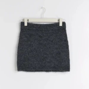 Stikckad kjol - Jätte fin stickad kjol från Gina. Köpt i december och aldrig använd så den är precis som ny💗  Nypris är 229kr