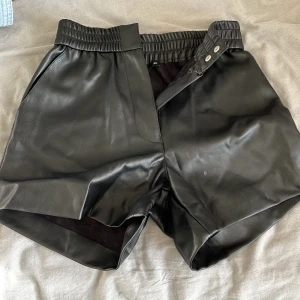 Skinn shorts - Cool skinnshorts som jag tyvärr inte använder💞har bara använt de en gång💘nyskick, man kan ha t.ex strumpbyxor under!🙌🏻