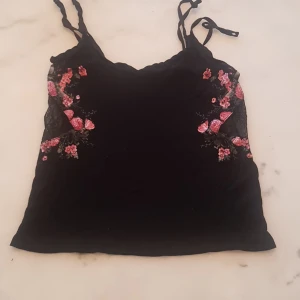 Söt linne❤ - Söt linne vintage som jag köpt på sacond hand vet ej märket då lappar fattas, passar xs-s Genomskinlig på båda sidorna se 2a bild. Såååå unik använd gärna köp nu❤