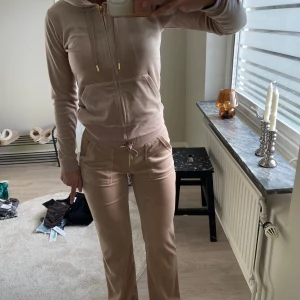 Juicy Counture beige  - Säljer mitt fina Juicy Counture sett beige. Storlek XS i byxor och S i kofta. Använt ett fåtal gånger så väldigt bra skick.   Hör av dig vid intresse 