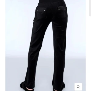 Svarta juicy byxor🌟🌟 - Säljer dessa eftersom dom inte passar mig, köpte för 1.200💞💞 dom har fickor både bak och fram!