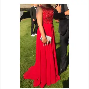 Super fin balklänning i rött, storlek m❤️ kolla bilderna noga för detaljer. Inga tecken på användning och kemtvättad! Köpt från gino cerruti